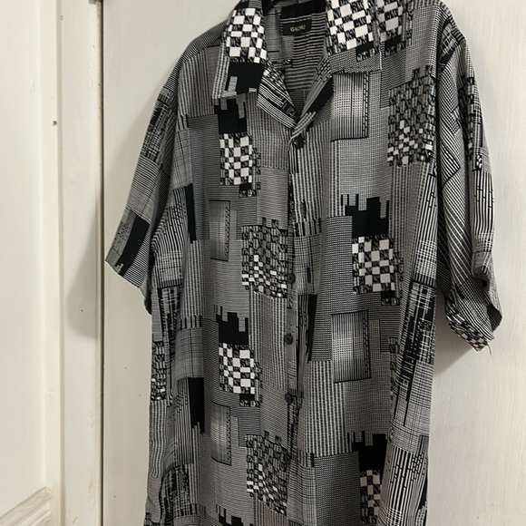 Gachu Men Black & White Geometric Design button up Short Sleeve Shirt. - Picture 2 of 5